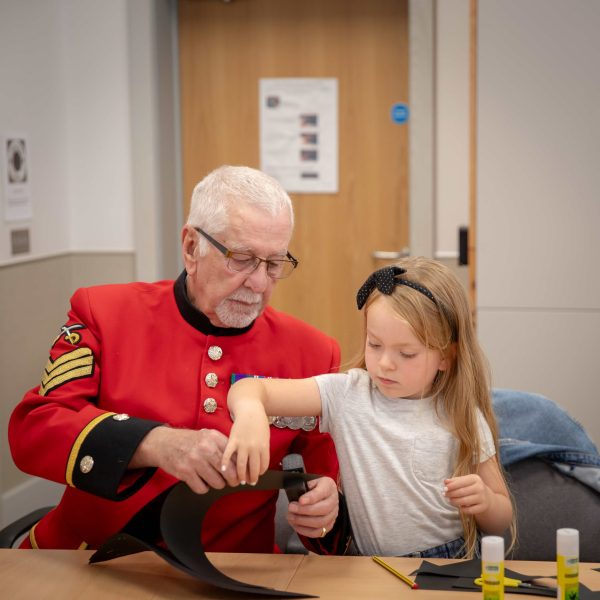 Phoebe meets the Chelsea Pensioners with the charity, Little Troopers